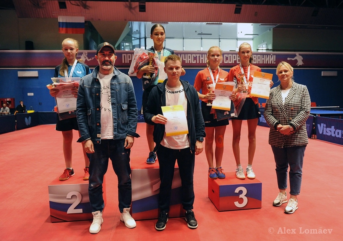 Награждение девушек. Фото Алексея Ломаева 